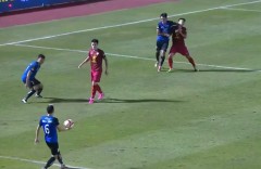 VIDEO: Hậu vệ V-League đánh thẳng mặt đối thủ, thoát thẻ đỏ một cách diệu kỳ