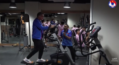 VIDEO: HLV Troussier hóa 'ông già gân', tập gym hùng hục khiến các cầu thủ trẻ nhìn mà toát mồ hôi