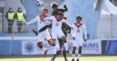 ‘Sảy chân’ ngay trận ra quân, đội trưởng U23 Thái Lan đổ tại...mặt sân xấu