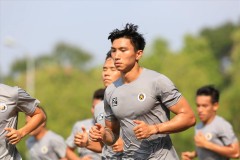 Bước đi tập tễnh, Văn Hậu chưa thể ra sân tập luyện chuẩn bị cho vòng loại World Cup 2022