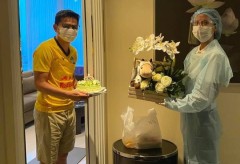 Trở về Thái Lan, HLV Kiatisuk phải đón sinh nhật một mình