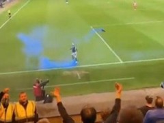 VIDEO: Cầu thủ 'nã' bom khói đáp trả fan hâm mộ trên khán đài