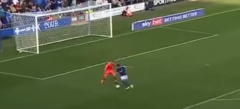 VIDEO: Mắc sai lầm 'có một không hai', thủ môn khiến đội nhà phải trả giá đắt