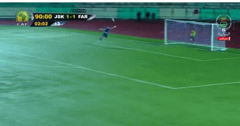 VIDEO: Sút 'bừa' từ giữa sân, tiền đạo ghi bàn quyết định vào phút 90+3