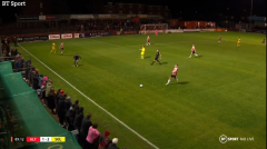 VIDEO: Cay cú vì bị sa thải, fan nam lao vào sân 'tắc bóng' giữa trận đấu