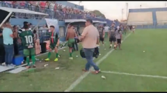 VIDEO: Công nhận bàn thắng việt vị, trọng tài phải 'leo rào' chạy trốn đám đông cổ động viên