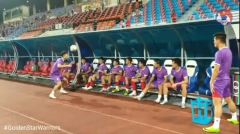 VIDEO: Đồng đội thắng dễ Malaysia, 'hội dự bị' tuyển Việt Nam bày trò giải trí ngay ngoài đường biên