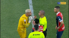 VIDEO: Chưa thi đấu phút nào, thủ môn nhận ngay 'thẻ đỏ kỳ lạ' từ trọng tài