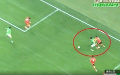 VIDEO: Tranh bóng quyết liệt, cầu thủ Nhật Bản ghi bàn ở góc 'không tưởng'