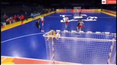 VIDEO: Cầu thủ Croatia độc diễn, chéo chân ghi bàn kiểu Rabona gây sốt