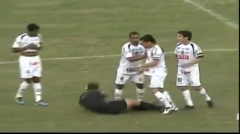 VIDEO: Cầu thủ chưa kịp 'động tay', trọng tài đã lăn ra ôm mặt ăn vạ