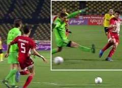 VIDEO: Tranh thủ sơ hở của thủ môn, cầu thủ núp sau khung thành cướp bóng ghi bàn khó tin