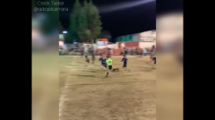 VIDEO: Vừa thổi còi kết thúc trận đấu, trọng tài lập tức bị cầu thủ đánh đuổi đến nhập viện