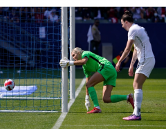 VIDEO: Lập hat-trick chớp nhoáng, sao nữ Liverpool vẫn thất vọng vì đó là vào... lưới nhà