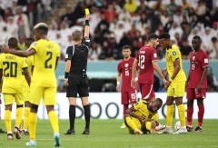 Chi cả núi tiền nhưng Qatar vẫn là đội chủ nhà phải nhận kết cục bi thảm nhất lịch sử World Cup