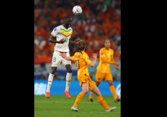 Frenkie De Jong 'tung đòn hiểm' vào 'họa mi' cầu thủ Senegal, tiễn đối thủ rời sân bằng cáng