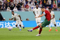 VIDEO: Ronaldo tự kiếm penalty và tự thực hiện thành công, trở thành chân sút vĩ đại nhất lịch sử