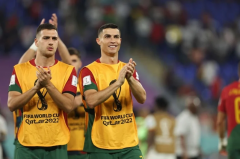 HLV Bồ Đào Nha: 'Không có gì đảm bảo Ronaldo sẽ tiếp tục được đá chính'