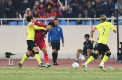 BLV Quang Tùng: 'Động tác của Văn Hậu không đủ độ kín và đó không phải cách một cầu thủ giỏi nên làm'