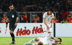 Cho rằng cầu thủ Indonesia chơi xấu nhưng không bị phạt, Văn Hậu muốn tìm trọng tài sau trận để 'tính sổ'