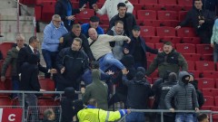 Cay cú vì mất vé vào chung kết, CĐV AZ Alkmaar điên cuồng tấn công người nhà ngôi sao West Ham
