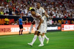 Tân binh đồng loạt ghi siêu phẩm, Real Madrid đè bẹp 'ông vua giao hữu' MU