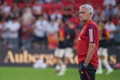 Độc lạ Mourinho: 'Người đặc biệt' tự mình để AS Roma thi đấu với chỉ 10 người trên sân