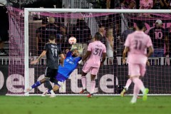 Messi bất lực trên khán đài, Inter Miami dâng cúp vô địch cho đối thủ