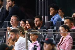 Chi lớn để xem Messi thi đấu, NHM khóc thét khi nhìn thấy 'El Pulga' trên khán đài