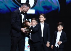 Messi chính thức lập kỉ lục vĩ đại với Quả bóng vàng thứ 8 trong sự nghiệp