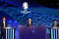 Xuất hiện 'hạt sạn' trong lễ bốc thăm EURO 2024, dàn HLV và các cầu thủ ngơ ngác nhìn nhau