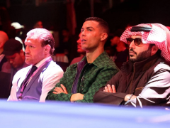 Ronaldo diện đồ hàng hiệu đi xem đấu võ, thái độ với ngôi sao bên cạnh mới gây chú ý