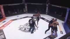 VIDEO: Hết trận, 2 võ sĩ lại lao vào choảng nhau chỉ vì 1 pha 'nhìn đểu'