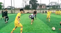 VIDEO: Cầu thủ U17 SLNA hành Văn Quyến 'không thở nổi' khi đá bóng ma