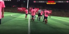 VIDEO: Phẫn nộ cảnh cầu thủ lao vào đánh trọng tài biên tại sân bóng phủi