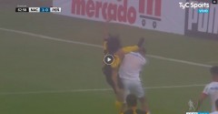 VIDEO: Cầu thủ Uruguay bị đuổi vì pha bay người đạp vào mặt đối phương