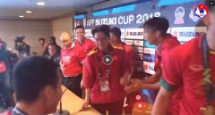 VIDEO: ĐT Việt Nam quậy tung phòng họp báo sau chức vô địch AFF Cup