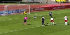 VIDEO: Sao trẻ Lyon và cú 'hat-trick hỏng ăn' khiến đội nhà bị loại khỏi cúp châu Âu