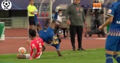 VIDEO: Biến sân bóng thành võ đài, tuyển thủ Trung Quốc bị đuổi khỏi sân
