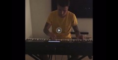 VIDEO: Tiền đạo Việt Kiều trổ tài chơi piano như Alexis Sanchez