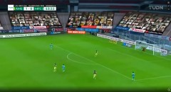 VIDEO: Tiền vệ Mexico tái hiện pha phản lưới 'đi vào lòng đất' của sao Ajax