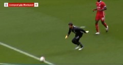 VIDEO: Thủ môn Liverpool sửa sai 'nhanh như chớp' sau pha bóng hú vía