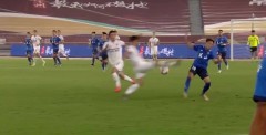 VIDEO: Cầu thủ Trung Quốc bị đuổi khỏi sân vì tung cước vào sườn đối thủ