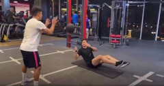 VIDEO: Đặng Văn Lâm khổ luyện trong phòng gym để duy trì phong độ