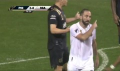 VIDEO: Higuain nổi nóng với đối thủ sau khi sút hỏng phạt đền