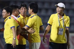 Trợ lý HLV Nam Định tố trọng tài cố tình dìm đội nhà xuống hạng