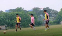 VIDEO: Đình Trọng, Duy Mạnh 'bón hành' cho Văn Hậu trong ngày trở lại tập luyện