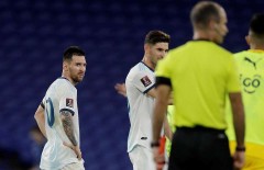 Bị tước bàn thắng vì đồng đội chơi xấu, Messi quay ra cáu gắt với trọng tài