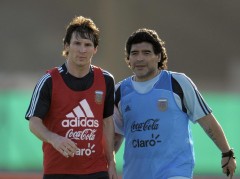 Lionel Messi tiếc thương trước sự ra đi của 'Cậu bé vàng' Diego Maradona