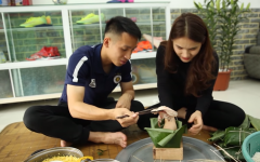 VIDEO: Được vợ dạy gói bánh chưng, QBV Việt Nam 2019 nhanh nhảu đòi buộc lạt theo kiểu thắt dây giày